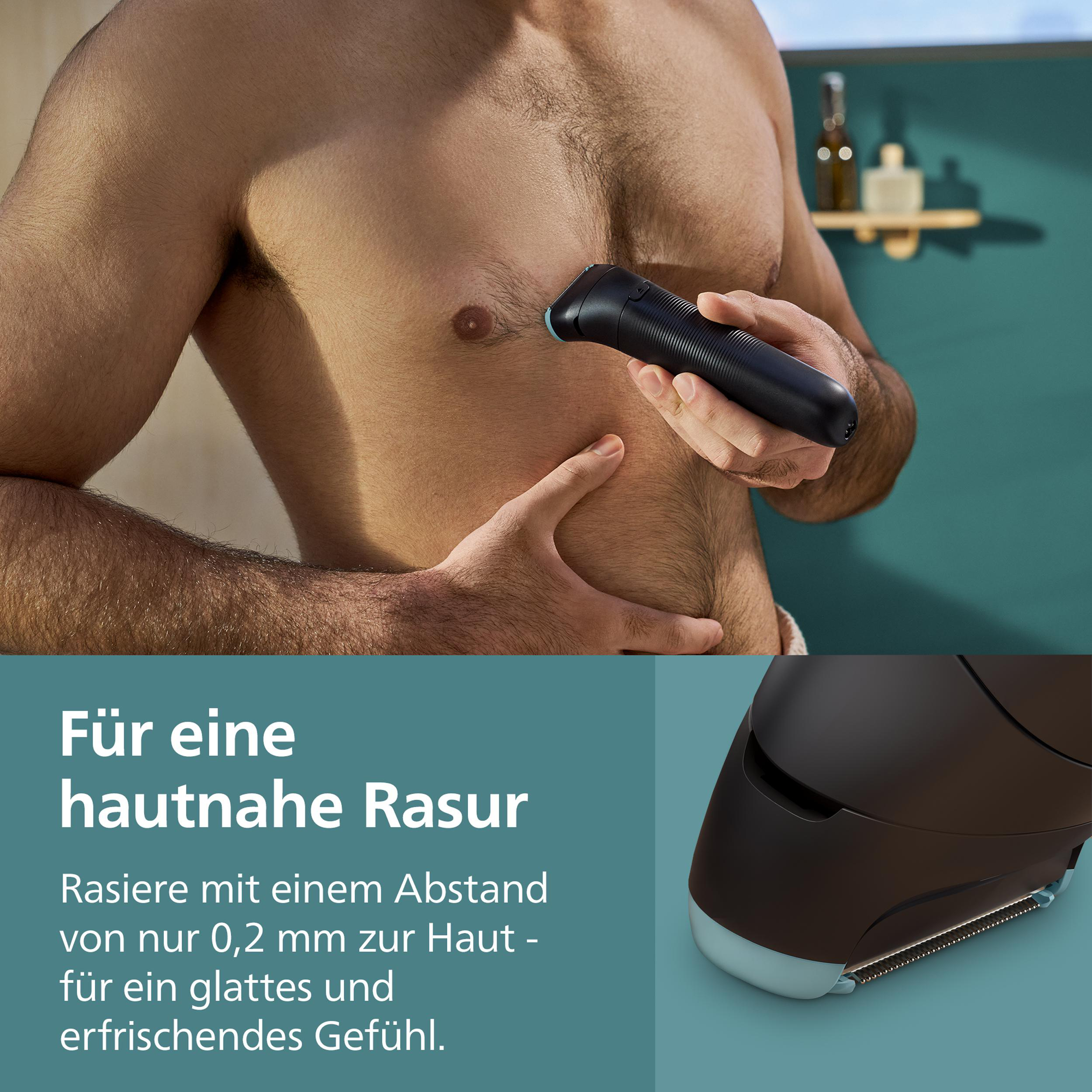 Ein Mann rasiert sich mit einem schwarzen Elektrorasierer die Brust. Die Szene spielt in einem Badezimmer mit einem Regal im Hintergrund.