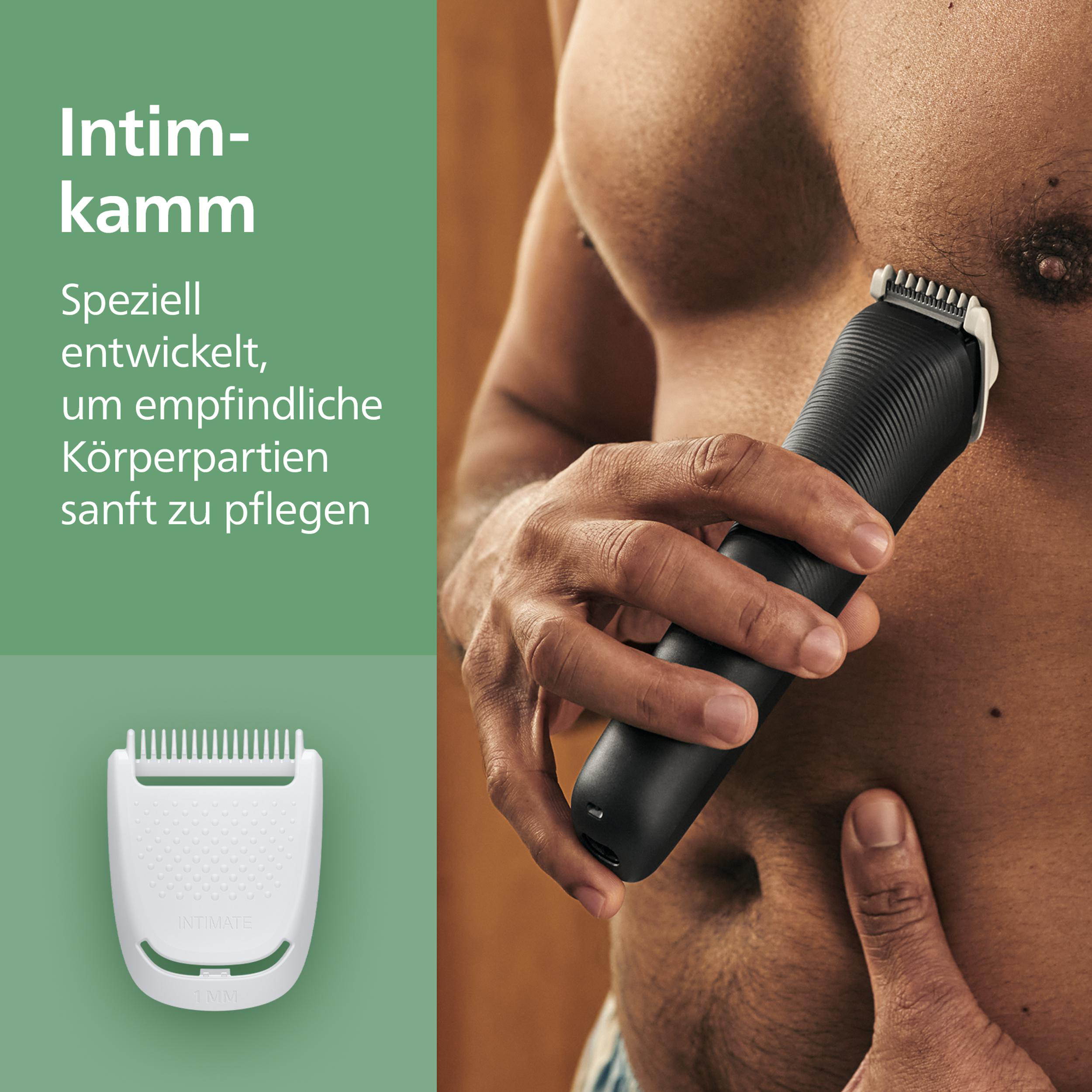 Ein Mann rasiert sich mit einem Intimrasierer die Brust. Text auf Deutsch: speziell für empfindliche Bereiche.