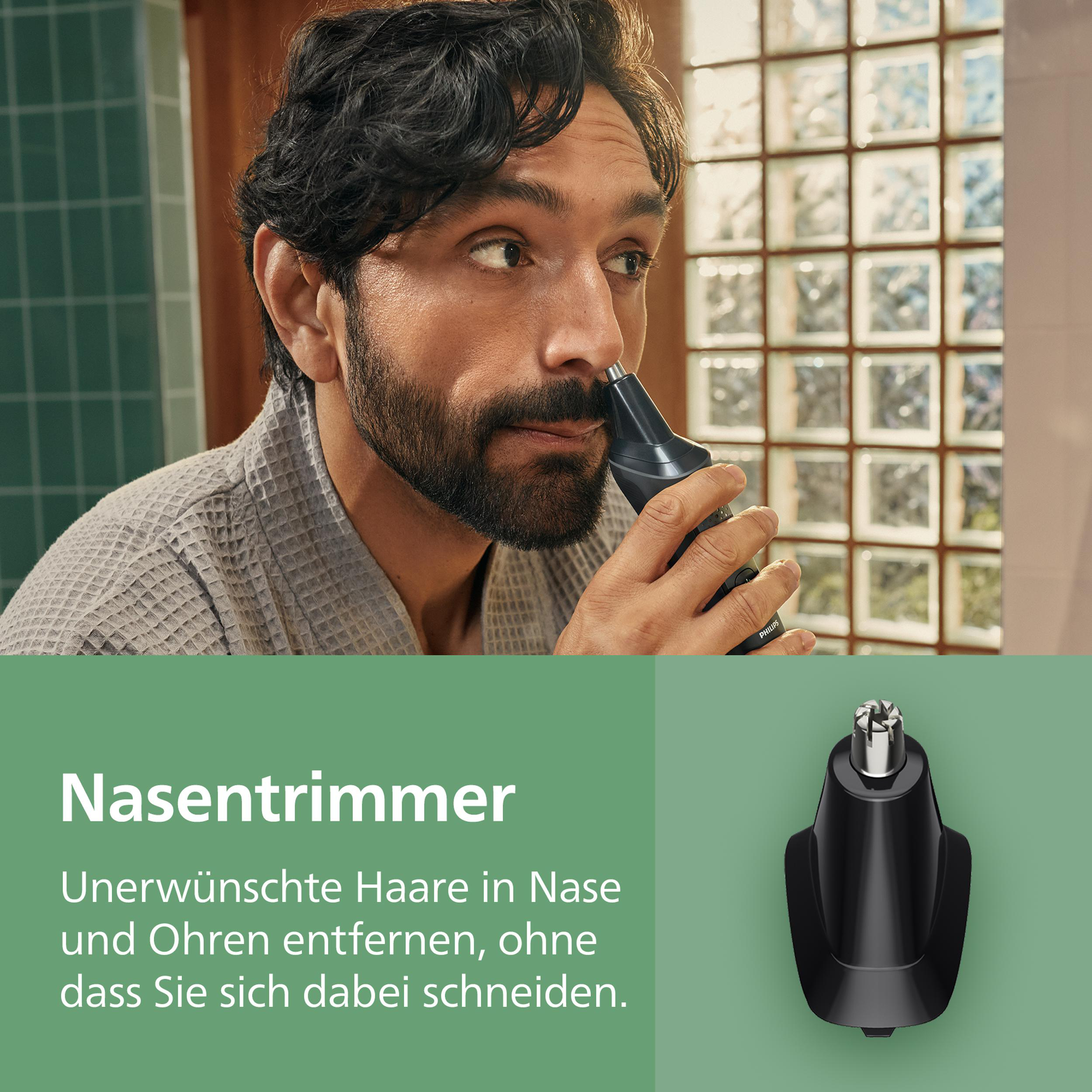 Ein Mann schneidet sich mit einem schwarzen Trimmer die Nasenhaare. Der Hintergrund hat eine geflieste Wand.