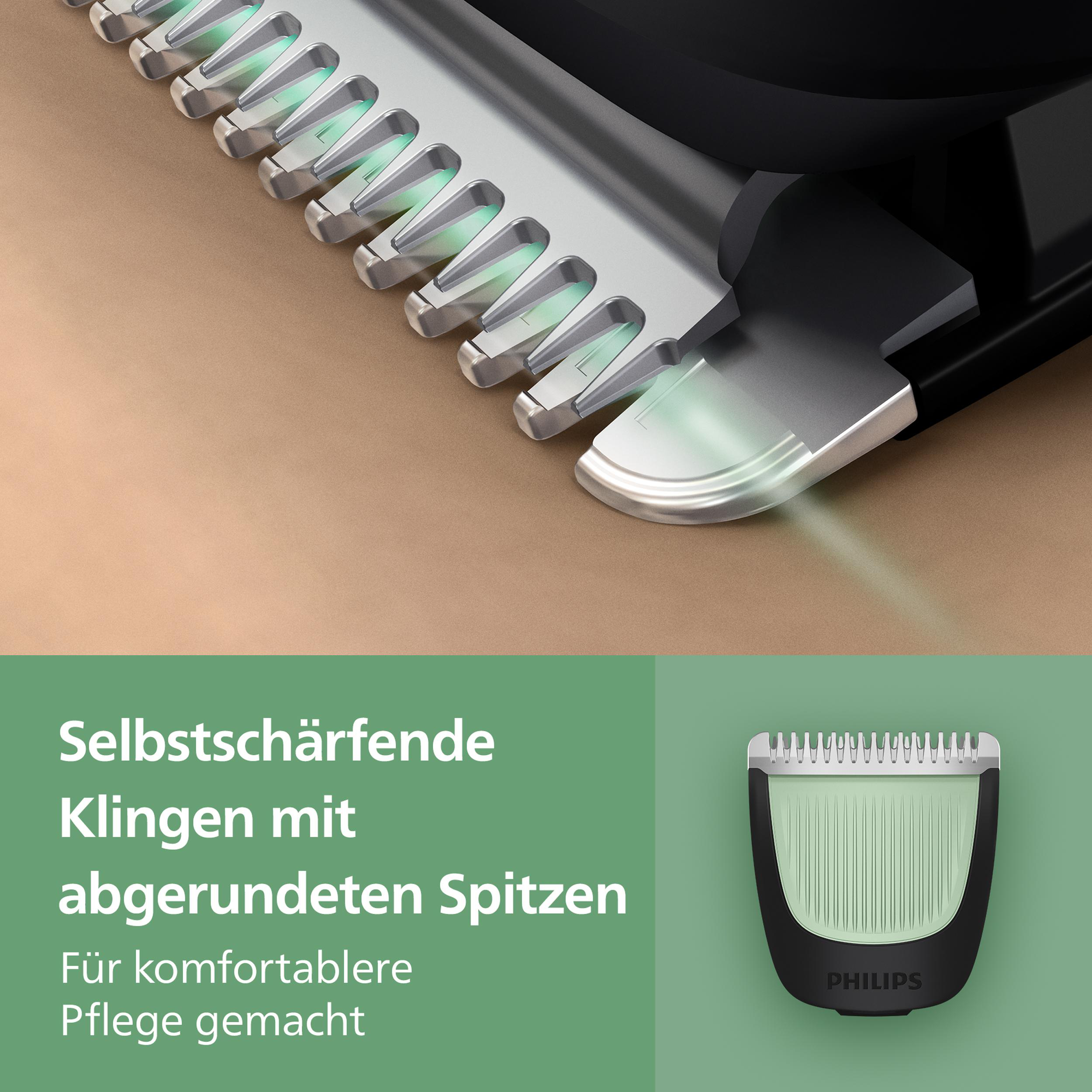 Nahaufnahme einer Rasierklinge. Die Klingen sind silbern mit grünen Akzenten, auf einer beigen Oberfläche. Der Text ist auf Deutsch.