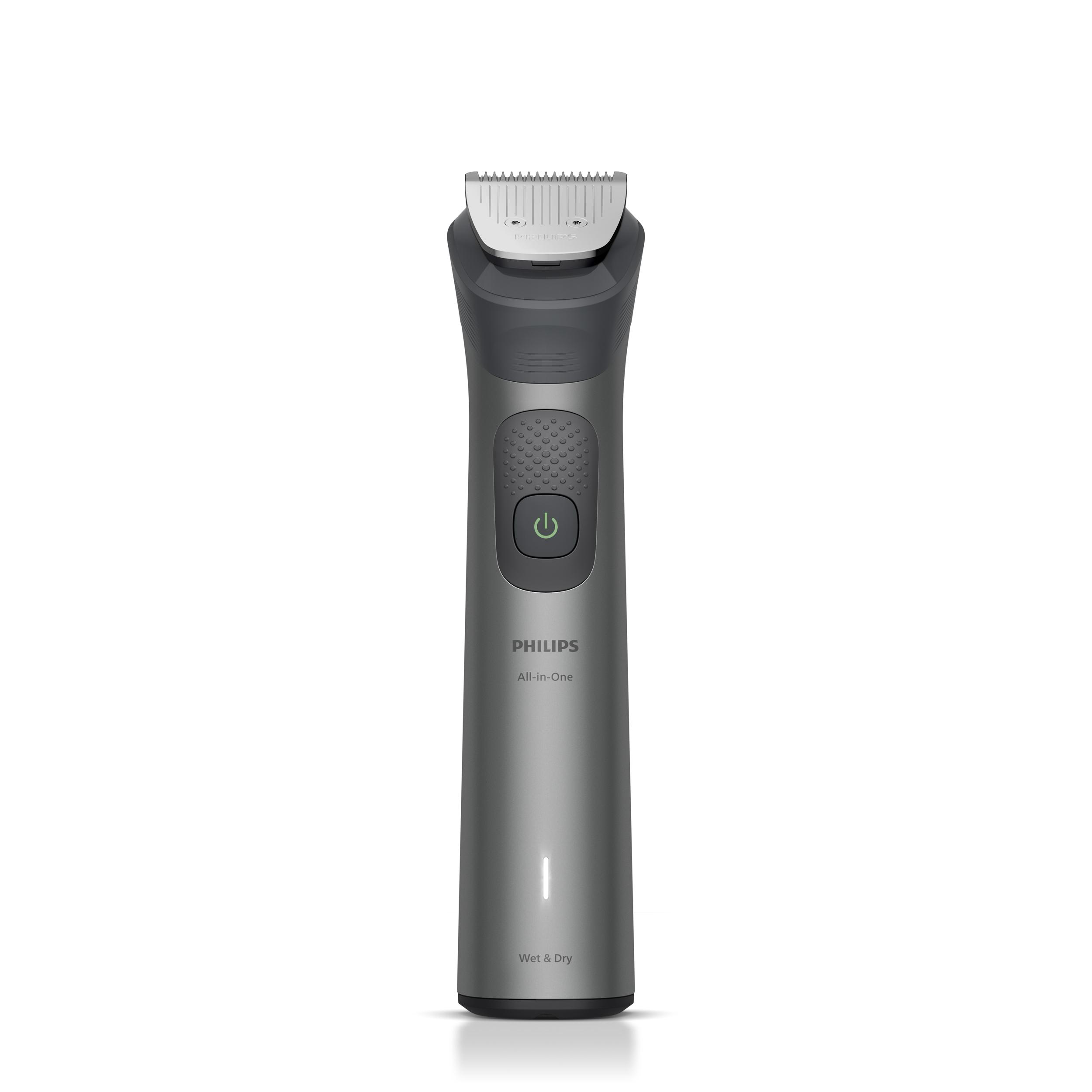 Ein grauer Philips All-in-One-Trimmer steht vor weißem Hintergrund. Er hat eine silberne Klinge, einen Einschaltknopf und das Wort 'Wet & Dry'.