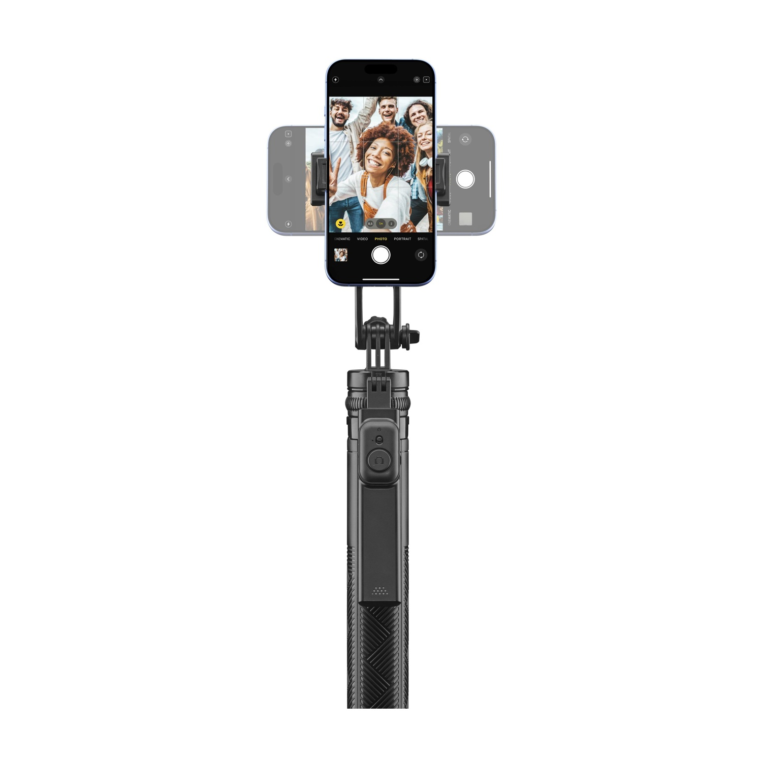 Ein Smartphone auf einem Selfie-Stick macht ein Foto von einer Gruppe lächelnder Menschen. Der Stick ist schwarz, der Hintergrund ist weiß.