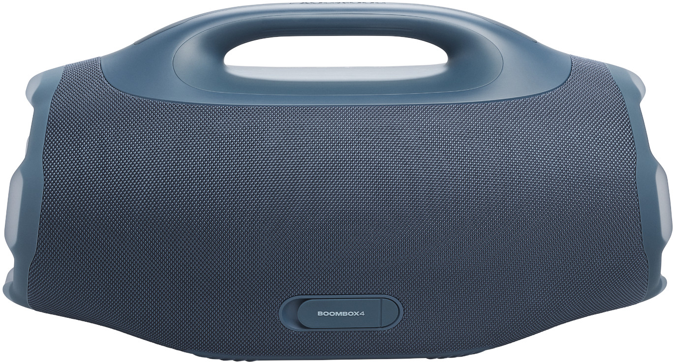 Ein blaues tragbares Boombox mit Griff. Es hat eine strukturierte Vorderseite und die Worte BOOMBOX4 unten.