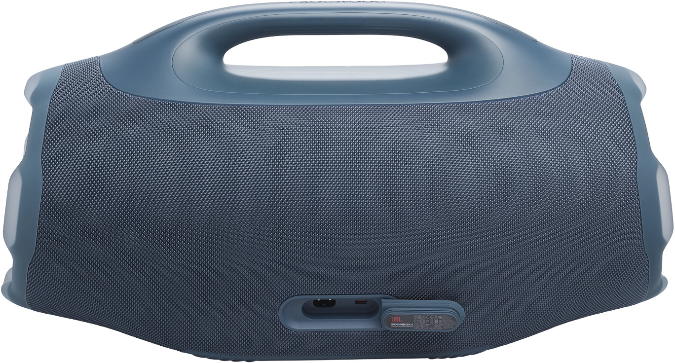 Ein teal JBL Boombox 4 Lautsprecher. Er hat einen Griff oben, eine strukturierte Vorderseite und Anschlüsse unten. JBL-Logo ist sichtbar.