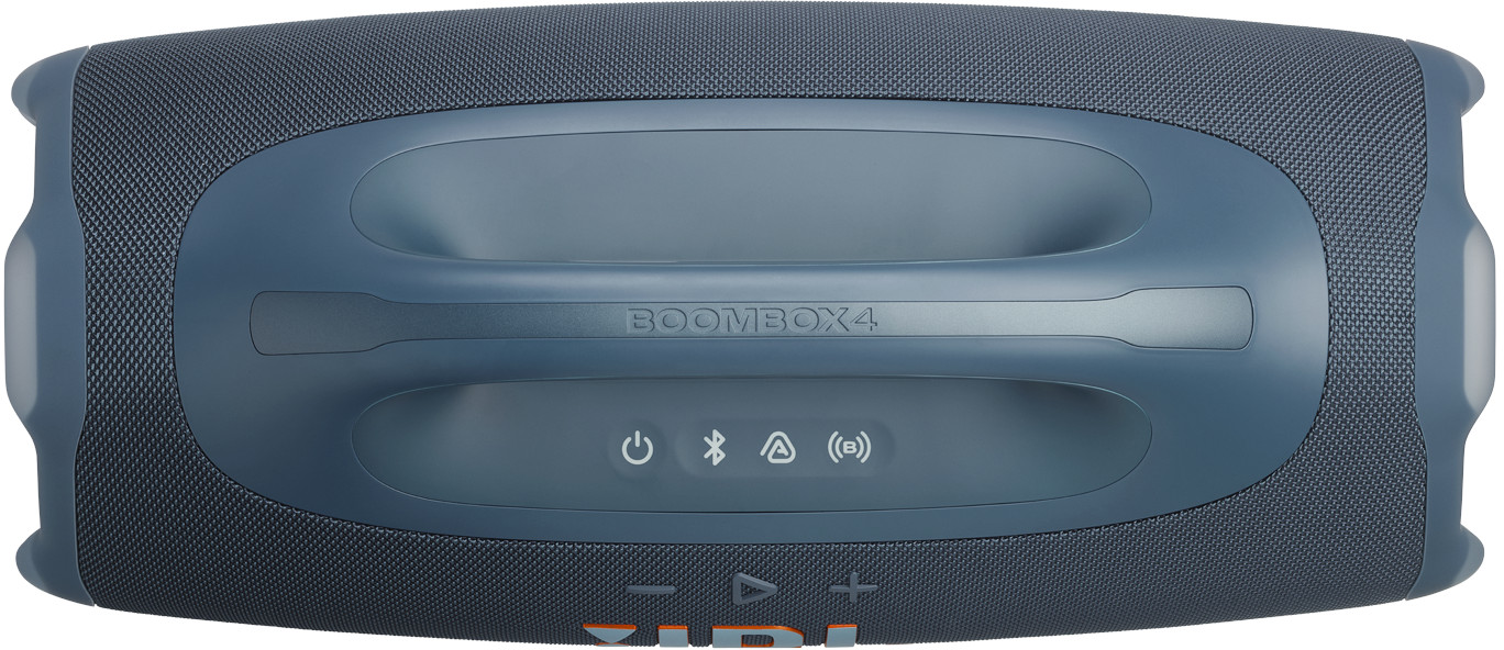 Blauer JBL Boombox 4 Lautsprecher. Er hat einen Griff und Steuertasten. Dunkelgraues Mesh bedeckt die Seiten.