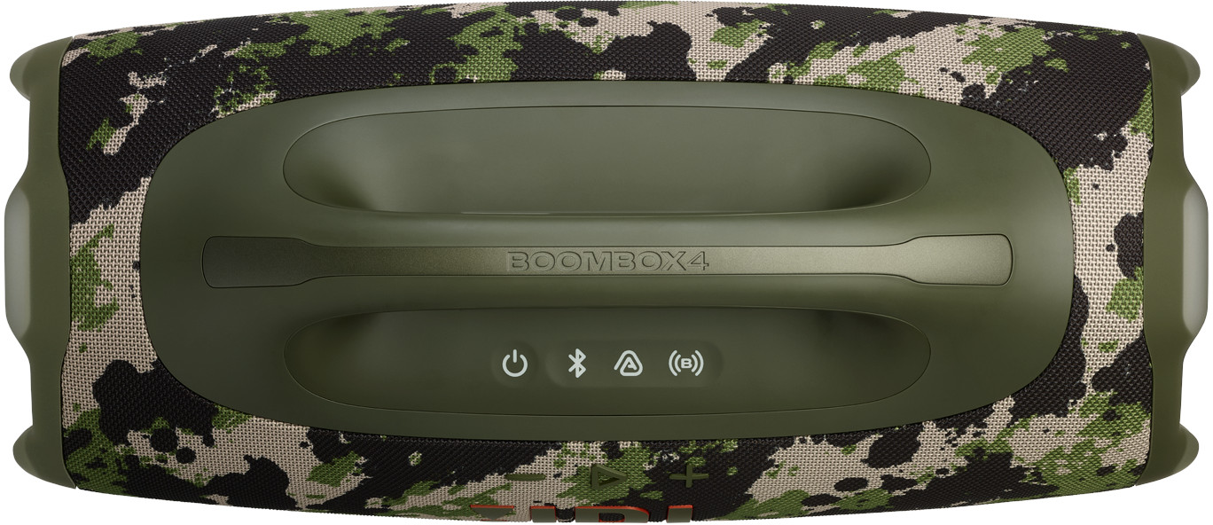 Ein grüner und tarnfarbener JBL Boombox 4 Lautsprecher. Er hat einen Griff, Ein-Aus-Tasten und Bluetooth-Symbole. Der Lautsprecher ist horizontal.