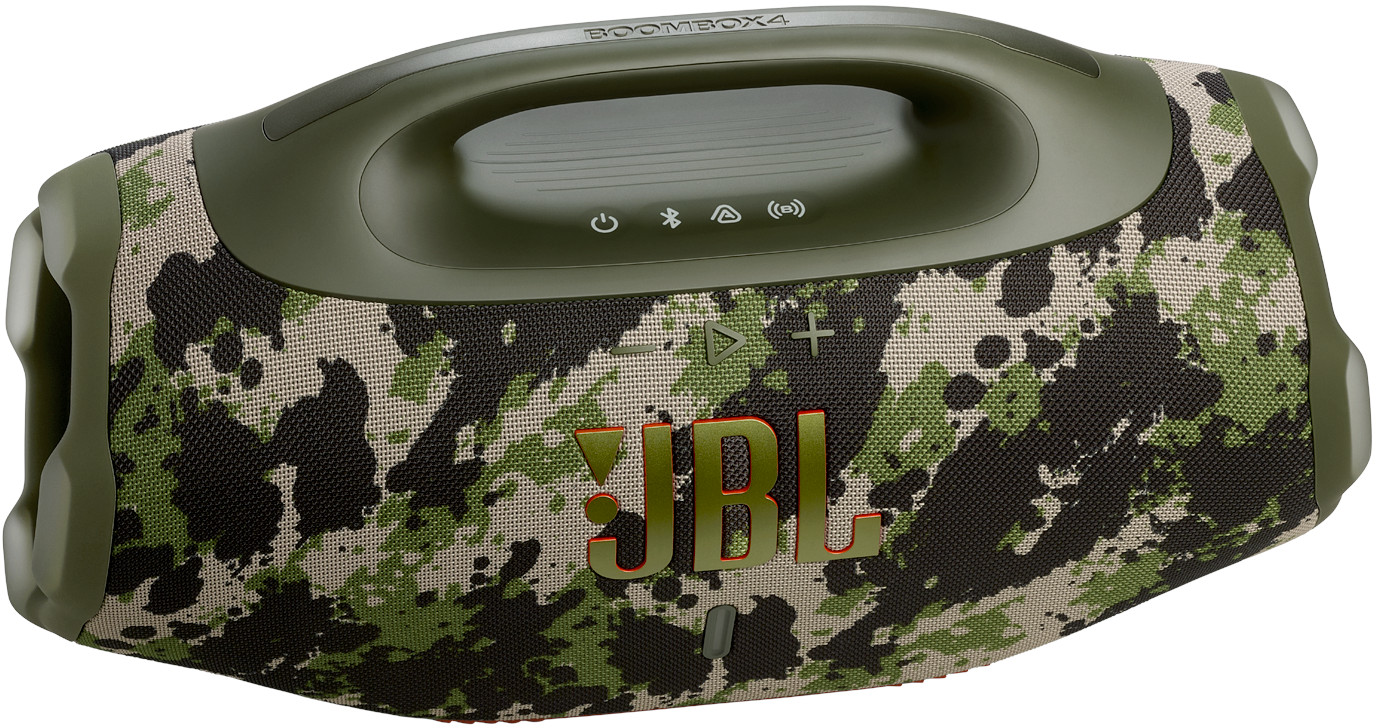 JBL Boombox 4 Lautsprecher. Tarnmuster mit Grün, Schwarz und Beige. Grüner Griff und Bedientasten. JBL Logo in Orange.