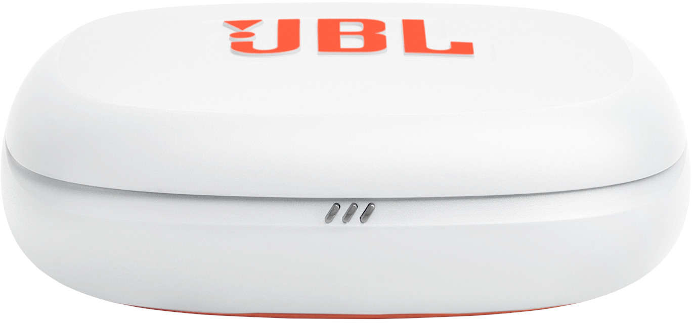 Ein weißes JBL-Kopfhörer-Etui mit orangefarbenem Logo. Das Etui hat eine ovale Form mit einem silbernen Streifen und drei Löchern.