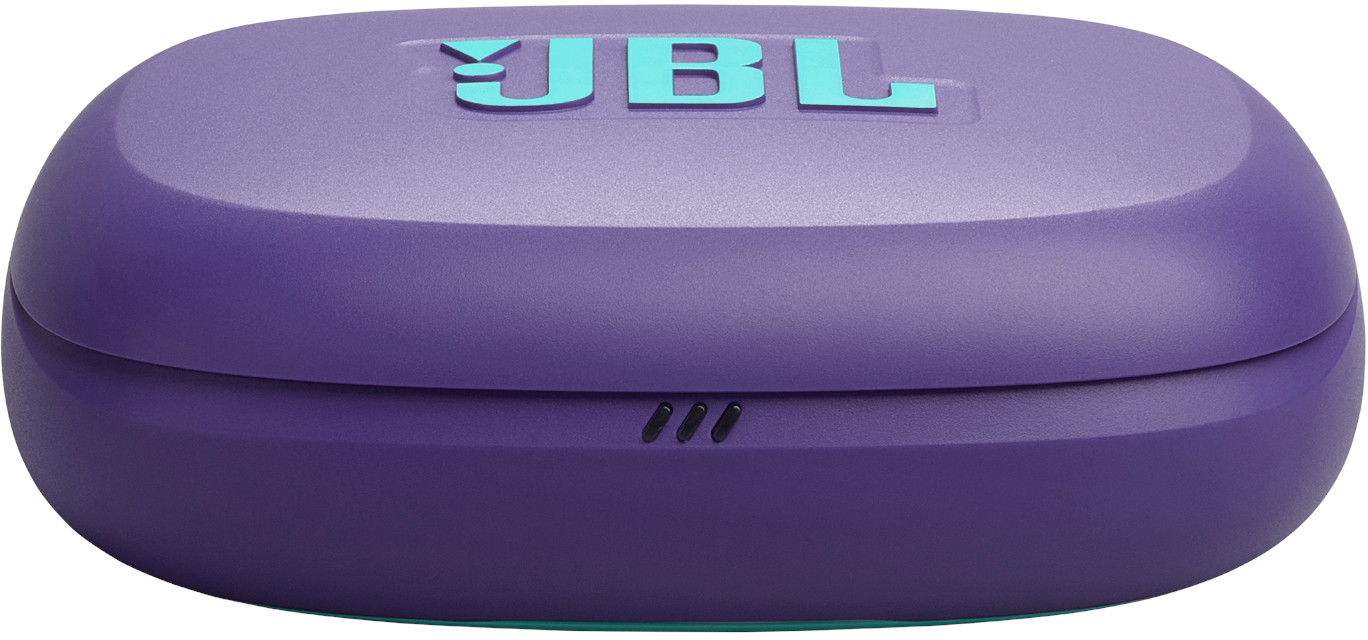 Ein lila JBL-Kopfhörer-Ladecase mit türkisfarbenem JBL-Logo. Drei schwarze Punkte sind vorne.