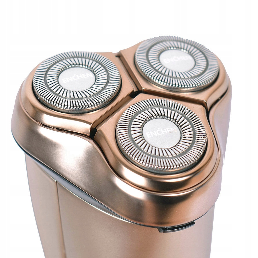 Zbliżenie na różowo-złotą golarkę elektryczną z trzema okrągłymi głowicami golącymi. Każda ma srebrny środek z nazwą marki ENCHEN.