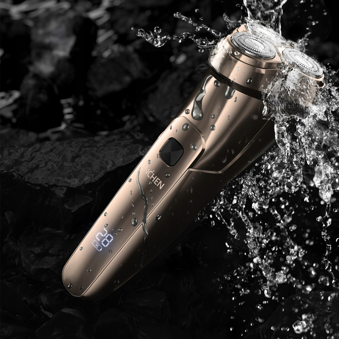 Złota golarka elektryczna jest obryzgana wodą na tle ciemnego kamienia. Golarka ma trzy głowice obrotowe i wyświetlacz cyfrowy.