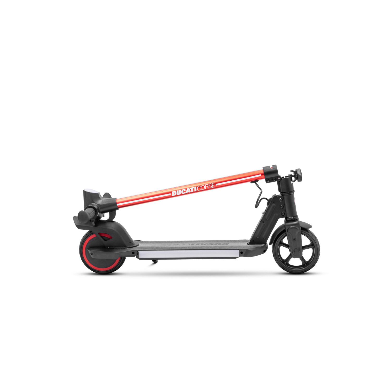 Een zwarte en rode elektrische step op een witte achtergrond. De step heeft de woorden 'Ducati Corse' op de rode handgreep.