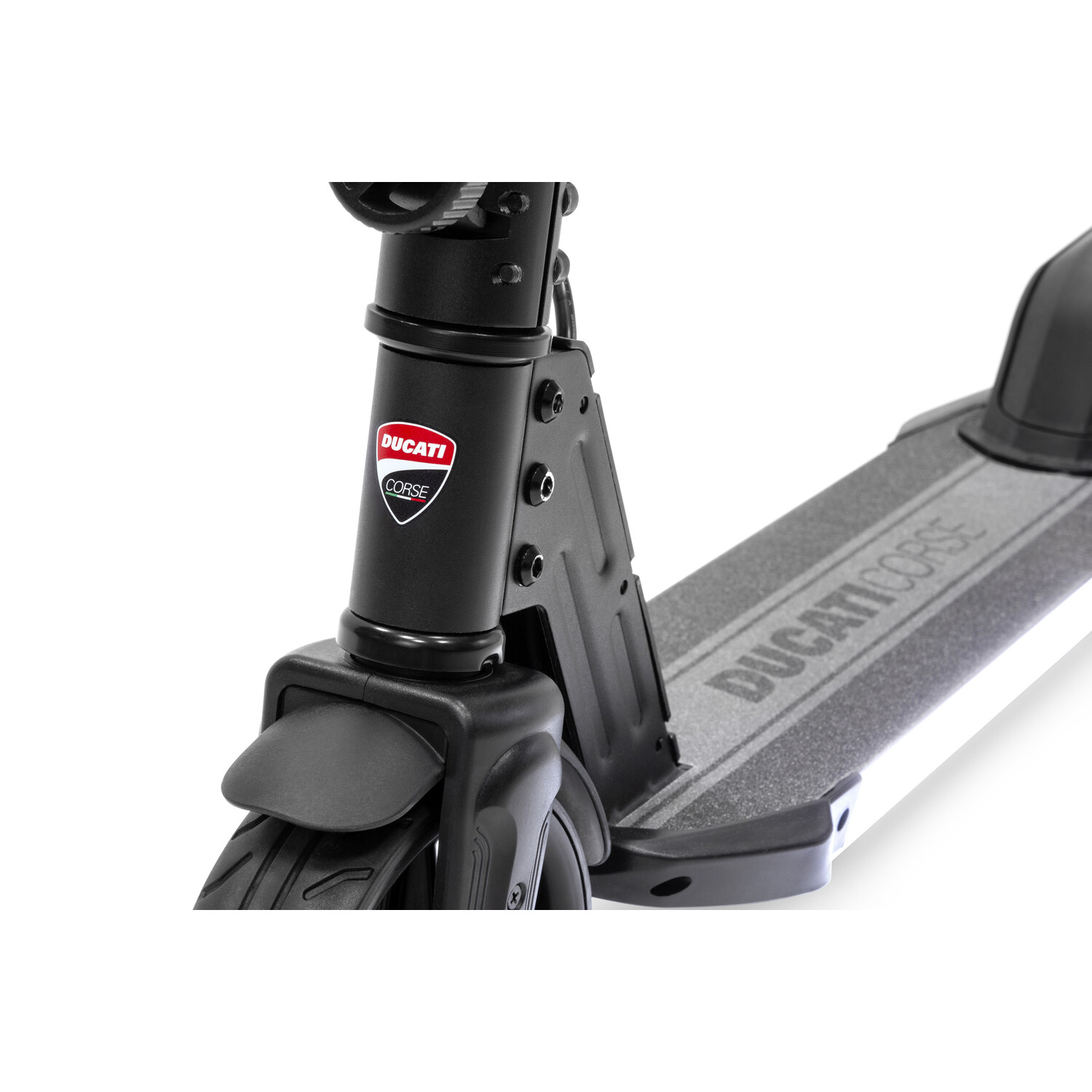 Close-up van een zwarte Ducati scooter. Het Ducati Corse logo is zichtbaar. De scooter heeft een zwarte band en een grijze voetplank.