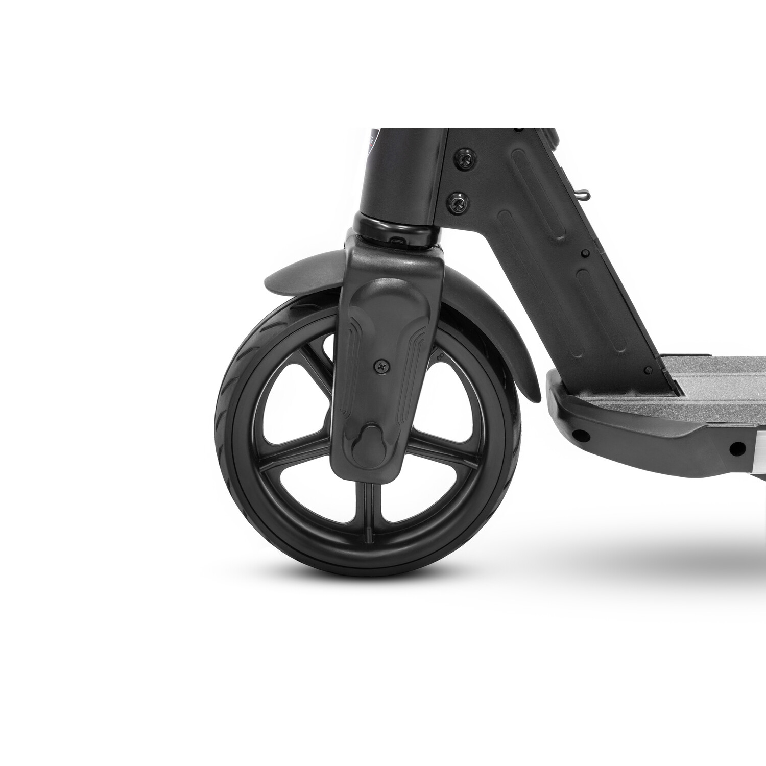 Close-up van een zwart elektrisch scooterwiel. Het wiel is zwart en heeft een kenmerkend spaakontwerp. Het frame van de scooter is ook zichtbaar.