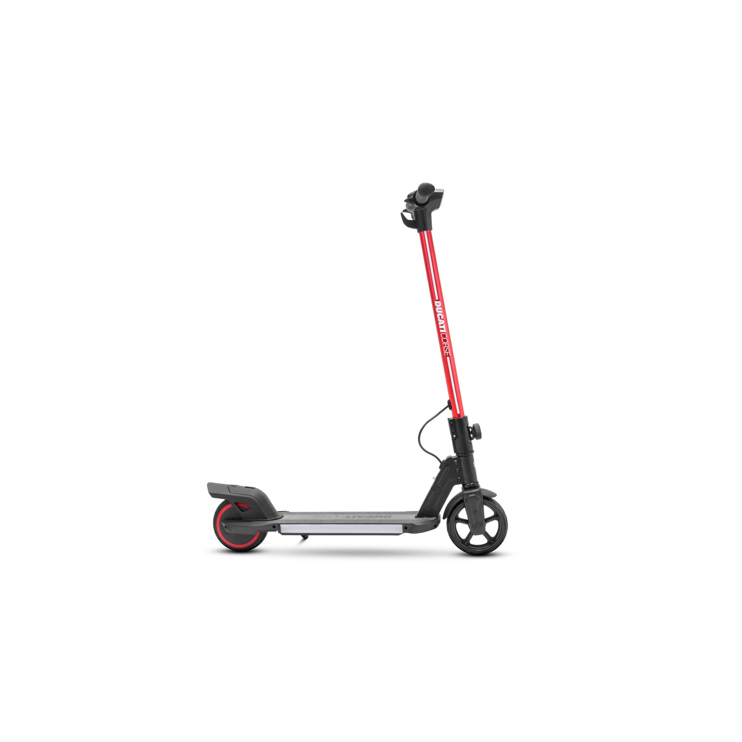 Een rode en zwarte Ducati elektrische scooter staat op een witte achtergrond. De scooter staat iets naar rechts gekanteld.
