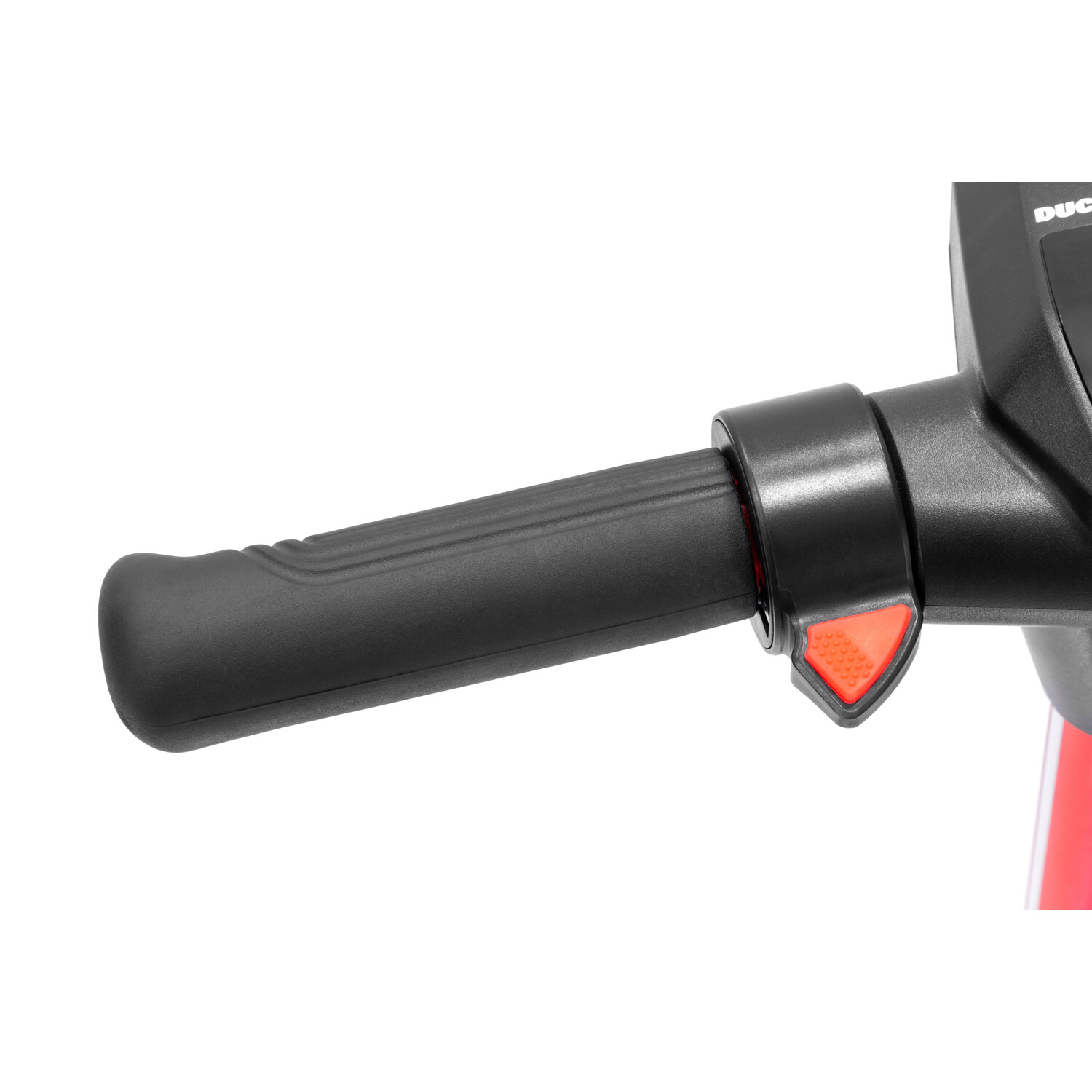 Close-up van een zwart stuur met een rode knop op een scooter, tegen een witte achtergrond. Het stuur maakt deel uit van een scooter.