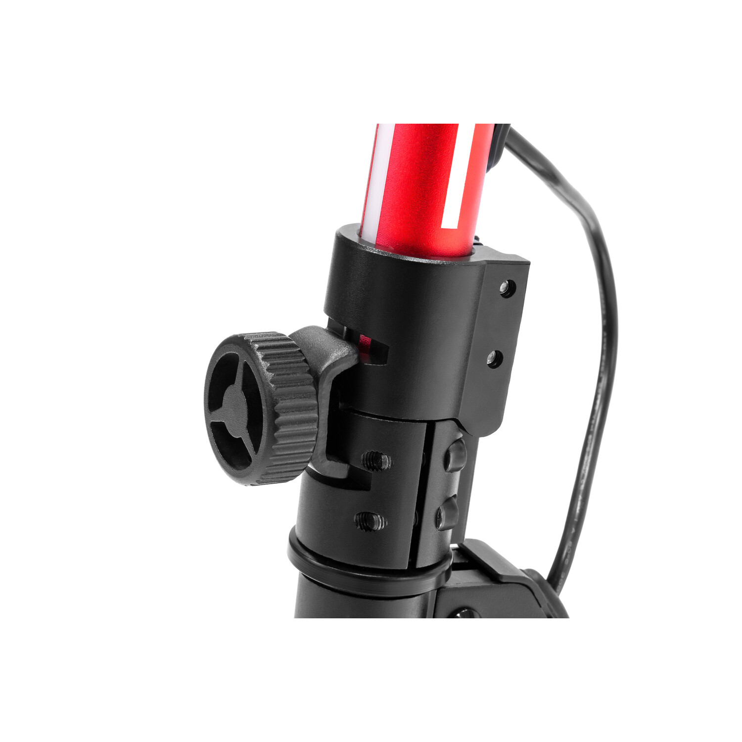 Close-up van een zwart en rood scooteronderdeel. Bevat een zwarte knop, een rode buis met witte strepen en een zwarte kabel.