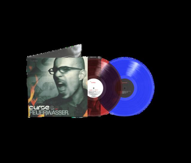 Schallplatten mit Albumcover, das einen Mann zeigt. Blaue und rote Vinyls.