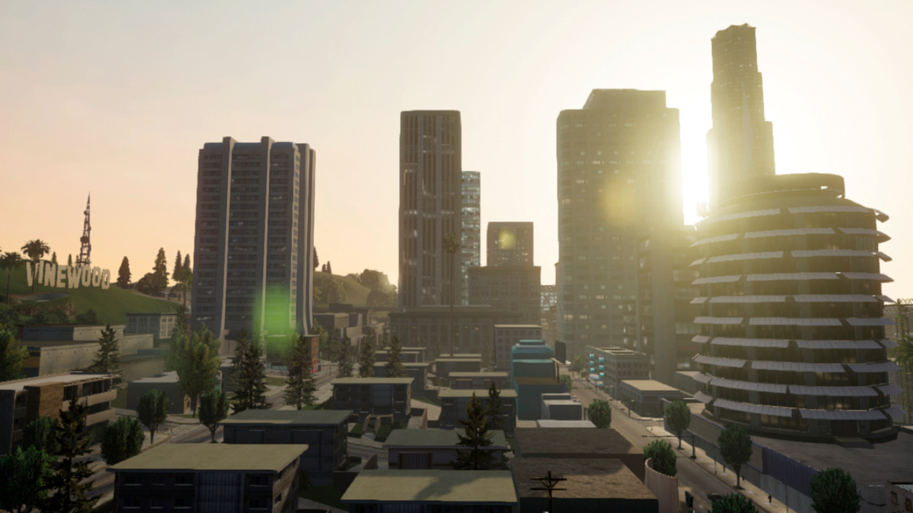 Paisaje urbano con rascacielos y edificios. El sol brilla intensamente, con el letrero 'Vinewood' visible en la ladera.