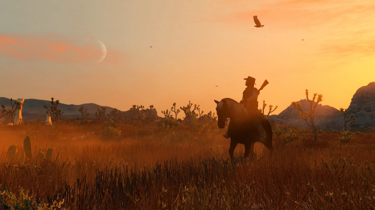 Un vaquero a caballo al atardecer. La escena incluye plantas del desierto, montañas, una luna y un pájaro volando en el cielo.
