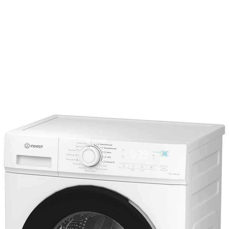 Egy fehér Indesit mosógép. Van egy vezérlőpanel gombokkal és egy tárcsával. A digitális kijelző mutatja az időt. Az ajtó fekete.