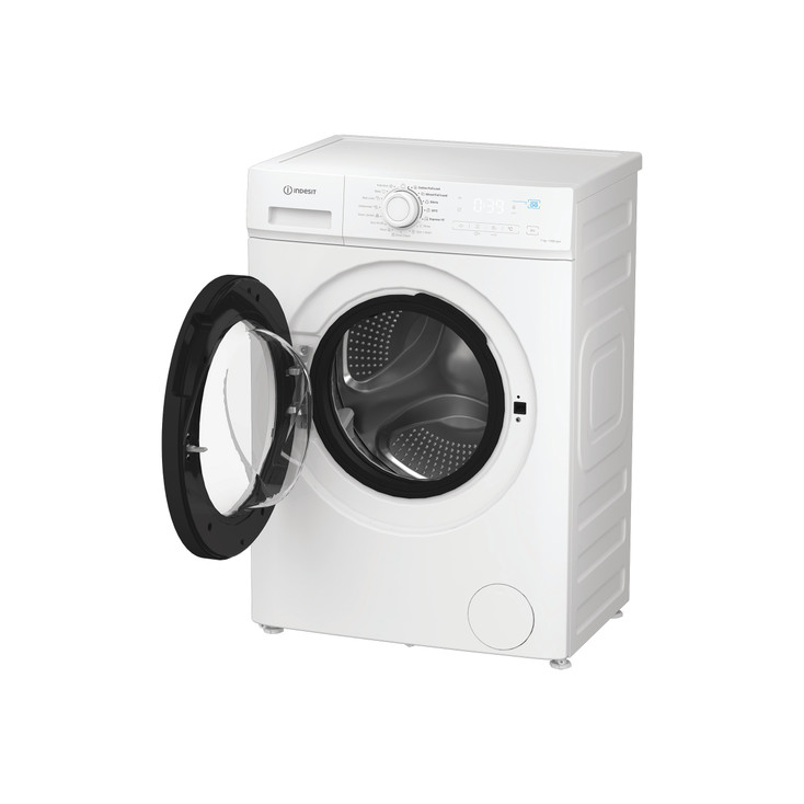 Egy fehér Indesit mosógép nyitott fekete ajtóval, mely a dobot mutatja. A vezérlők és a kijelző a felső panelen találhatók.