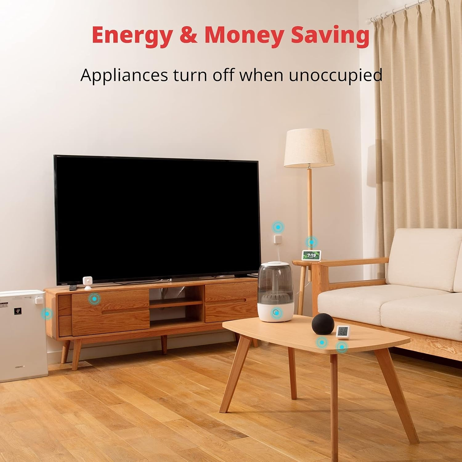 Soggiorno con TV, mobili in legno, lampada e divano. Testo: Risparmio energetico e di denaro, gli elettrodomestici si spengono quando non occupati.
