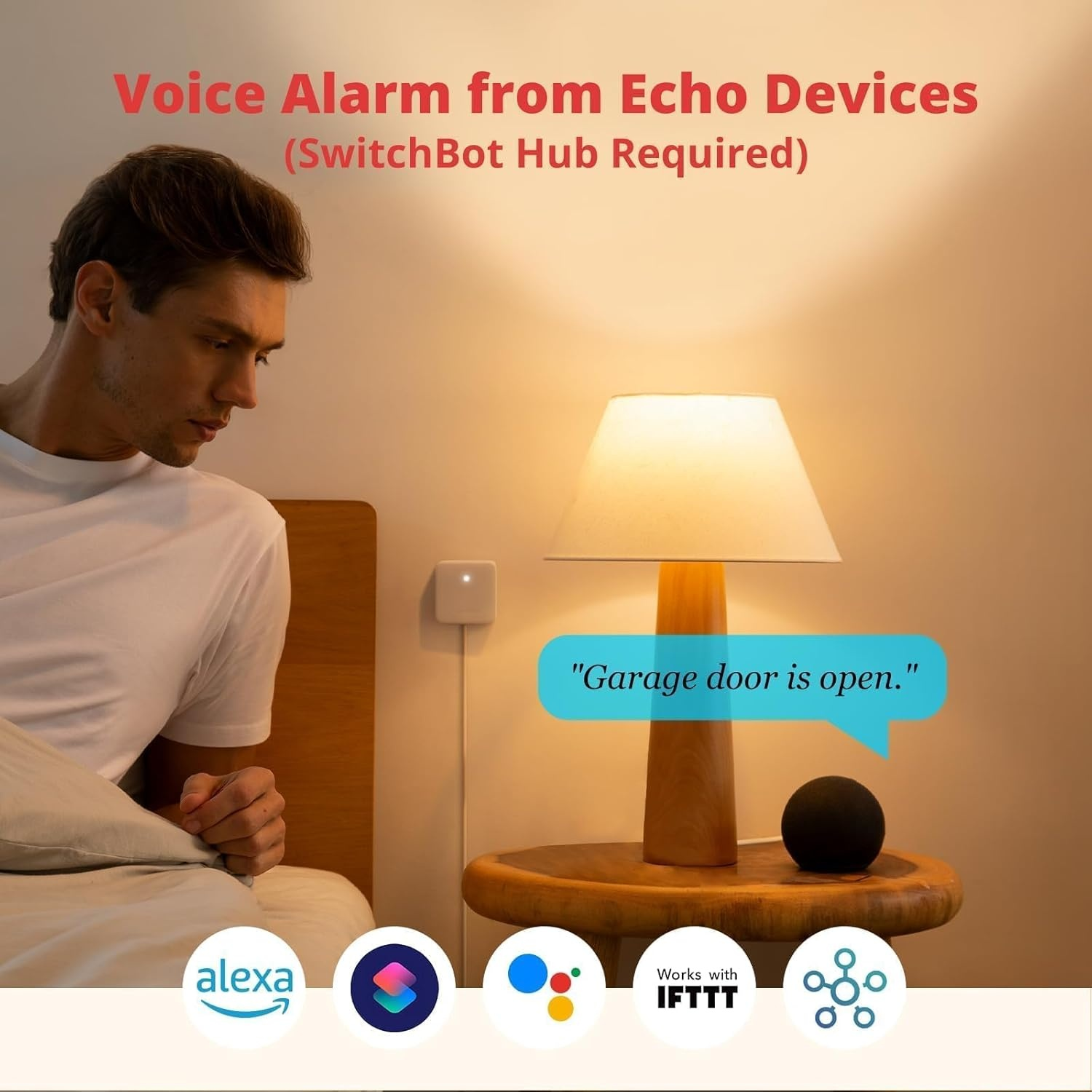 Un uomo guarda una scena sul comodino con una lampada, uno smart speaker e una nuvoletta di avviso vocale "Il garage è aperto".
