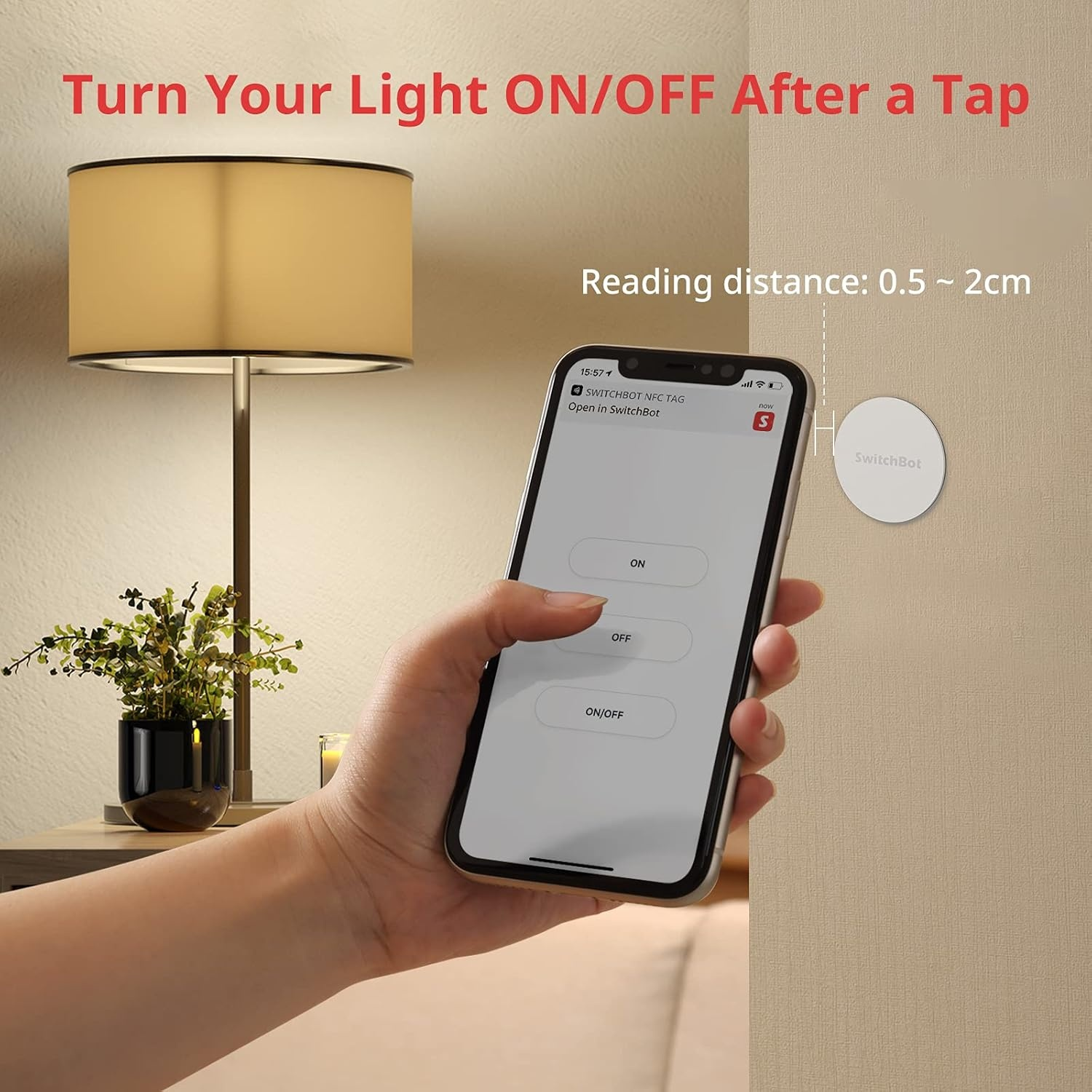 Una mano tiene un telefono che controlla una lampada. Il telefono mostra le opzioni ON/OFF. Il testo dice: 'Accendi/Spegni la luce dopo un tocco'.