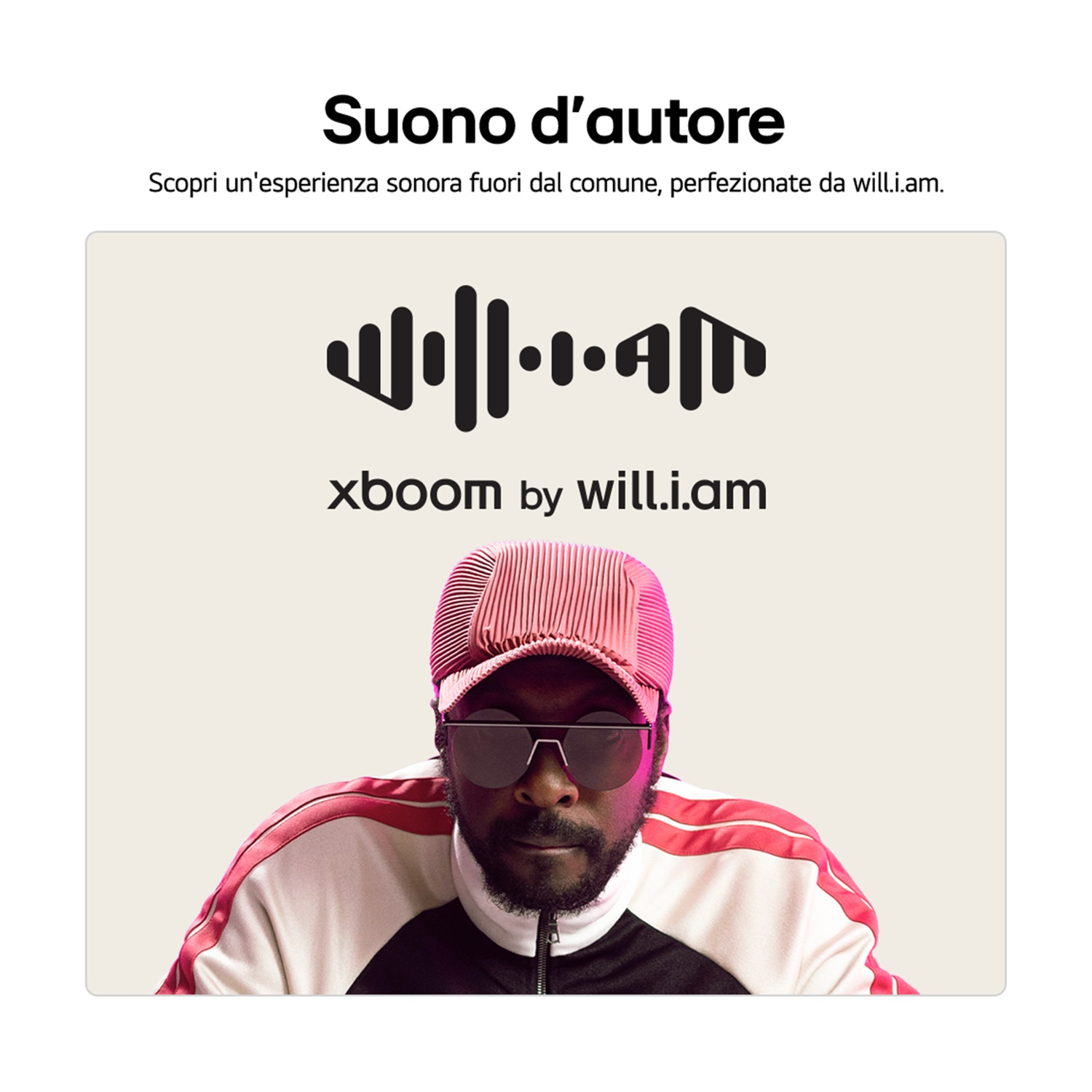 Will.i.am con occhiali da sole e cappellino rosa. L'immagine ha del testo in alto e un logo. Lo sfondo è beige chiaro.