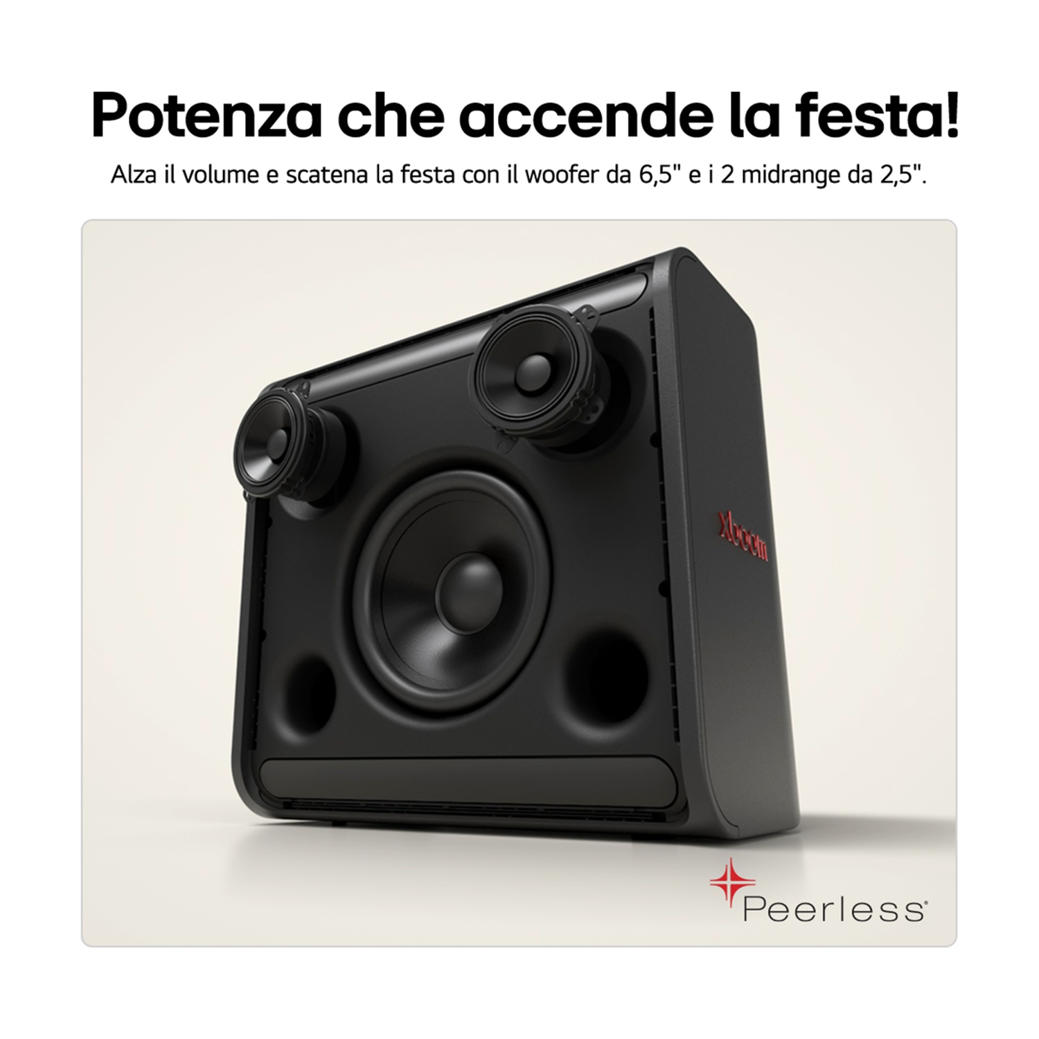 Altoparlante nero con tre altoparlanti. Ha il marchio Xboom. L'altoparlante è su sfondo bianco.