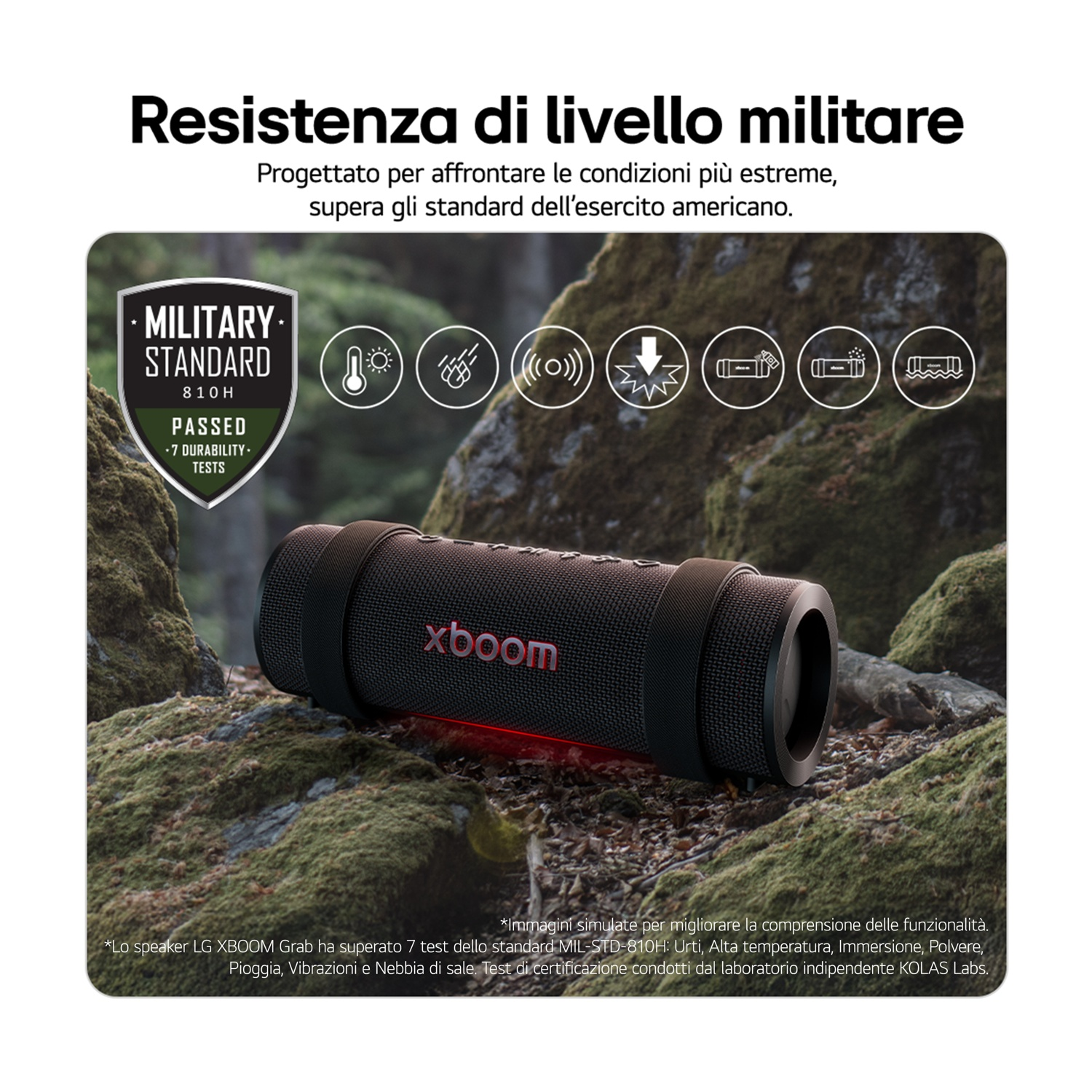 Un altoparlante Xboom nero su terreno muschioso. L'immagine evidenzia la durata dell'altoparlante, con icone e testo.