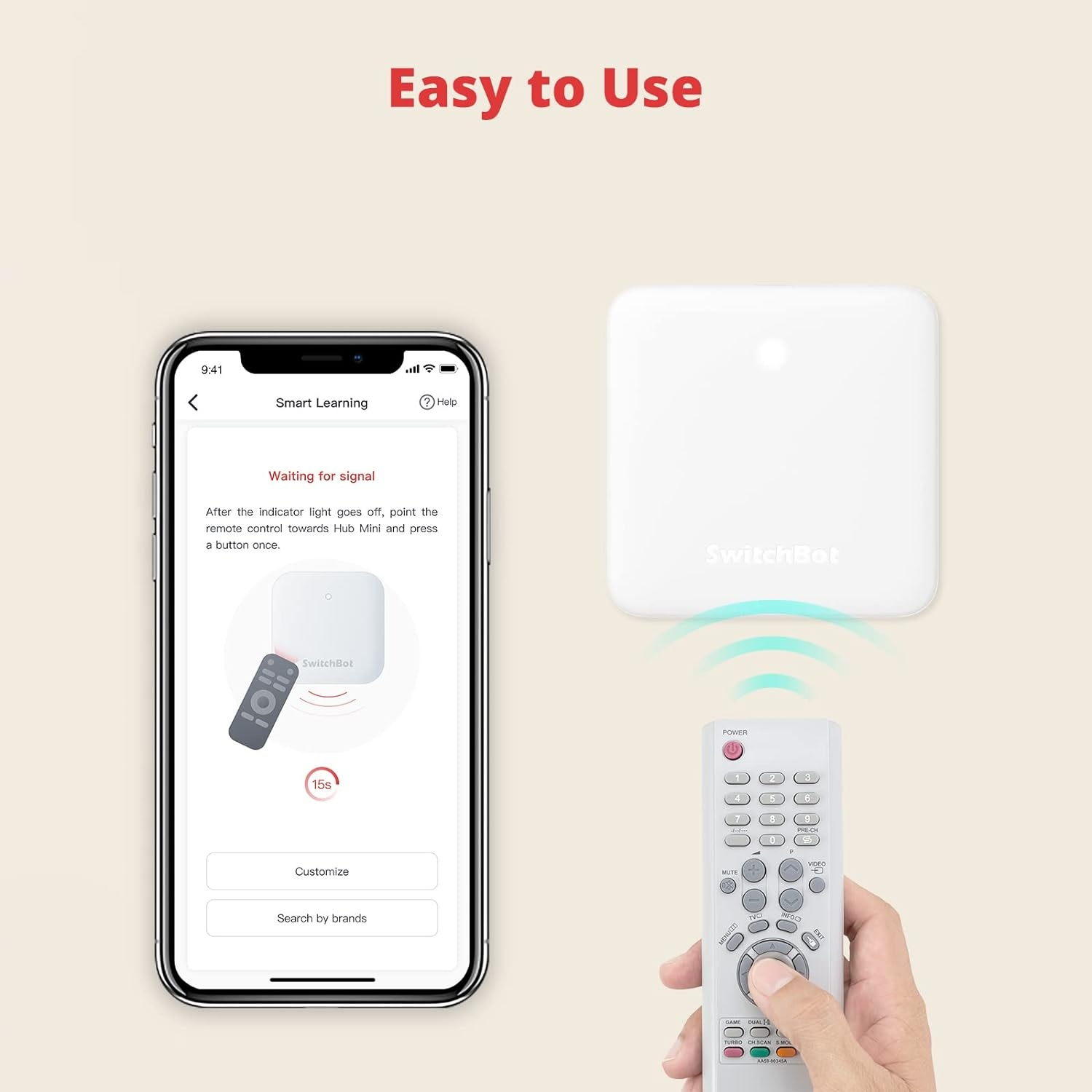 L'immagine mostra un telefono, un dispositivo bianco e un telecomando. Il telefono mostra le istruzioni. Una mano tiene il telecomando.
