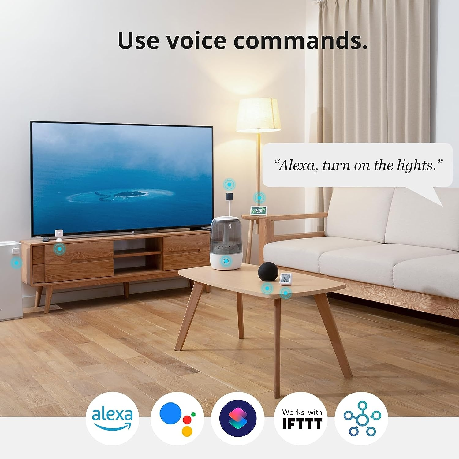 Scena di soggiorno con TV, divano, tavolino e dispositivi per la casa intelligente. Comando vocale: "Alexa, accendi le luci."