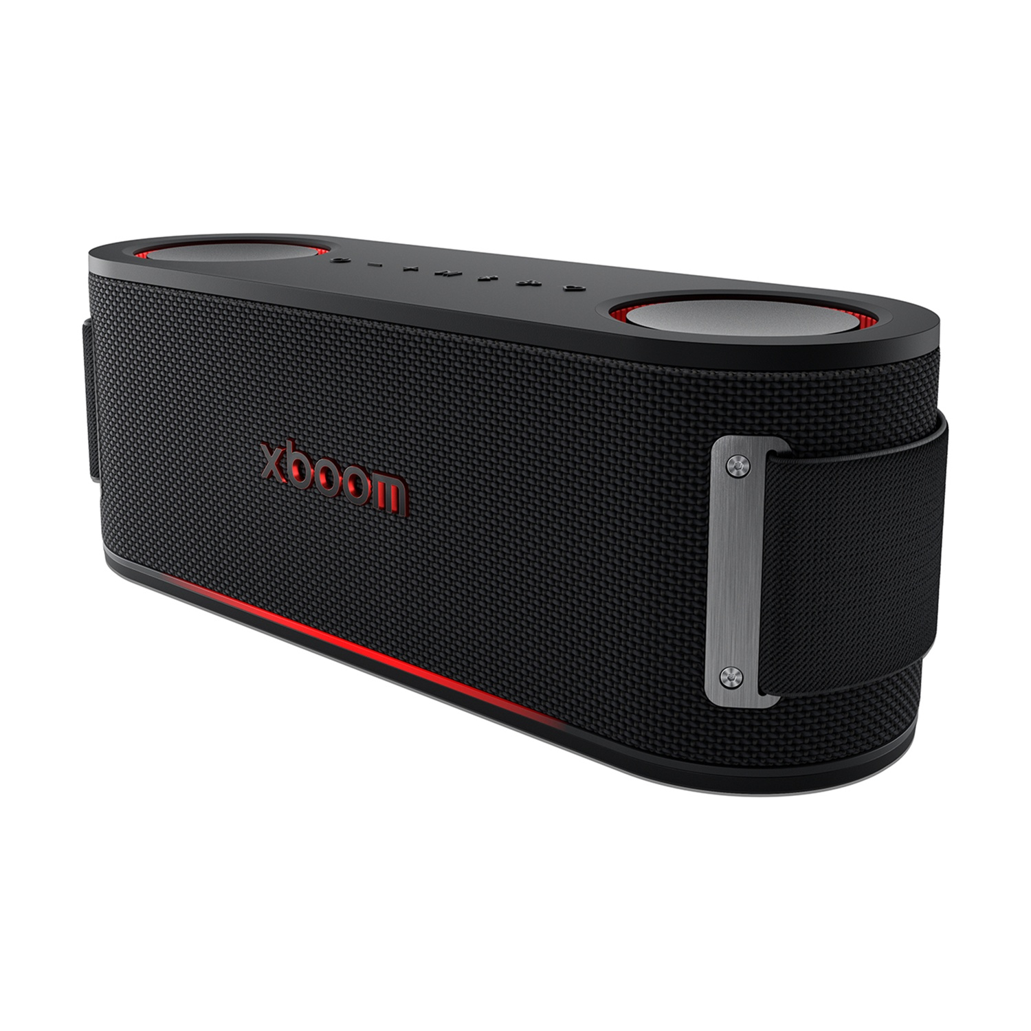 Altoparlante Xboom rettangolare nero con dettagli rossi. Tessuto intrecciato, staffa metallica e pulsanti di controllo. Isolato su bianco.