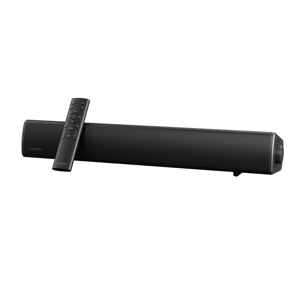 Una barra de sonido negra con un mando a distancia sobre un fondo blanco. La barra de sonido es larga y cilíndrica. El mando es negro.