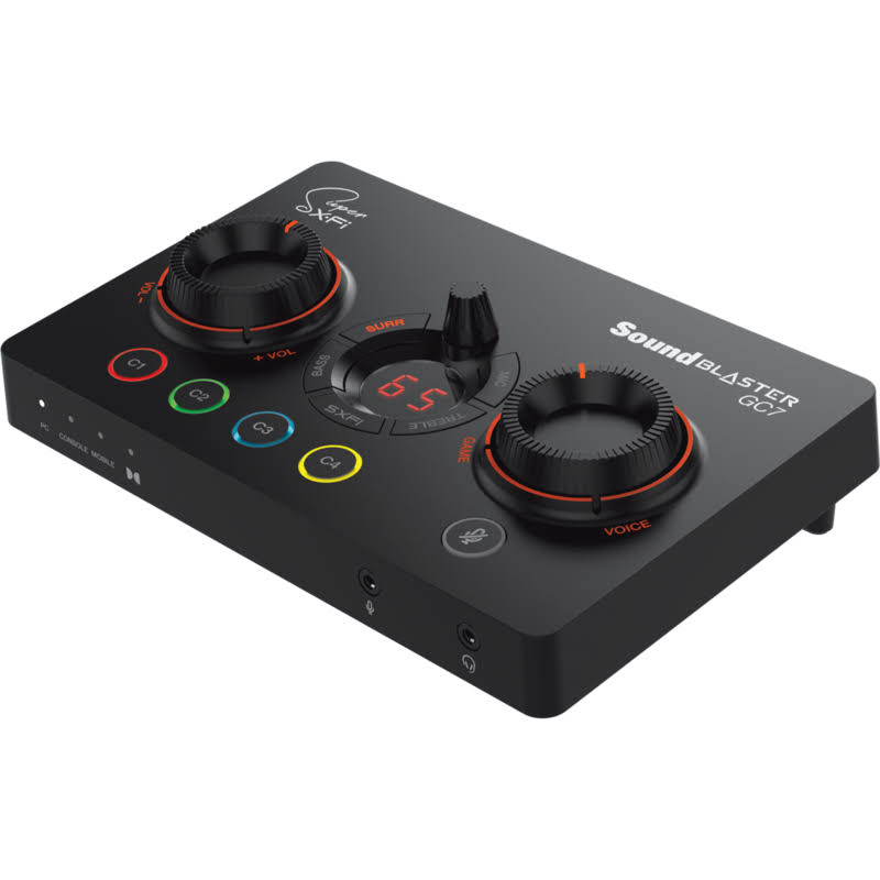 Interfaz de audio Sound Blaster GC7 negra. Tiene varias perillas, botones y una pantalla. El texto "Sound Blaster GC7" es visible.