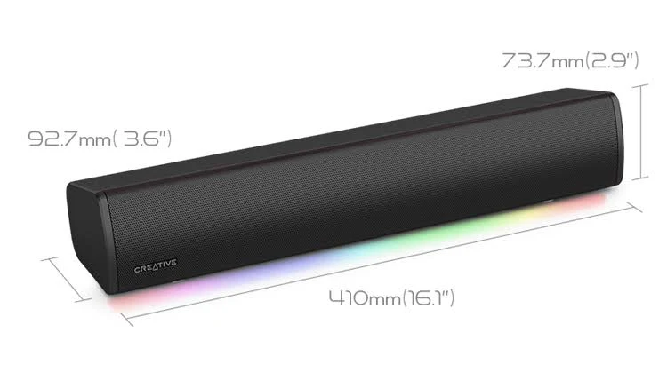 Barra de sonido Creative negra con medidas en milímetros y pulgadas. La barra de sonido tiene una parte delantera de malla y una tira de luz colorida.