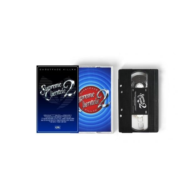 Drei Gegenstände auf Weiß: zwei Kassetten und eine VHS-Kassette. Alle haben das Design "Supreme Clientele 2". Die Kassetten sind blau und weiß.