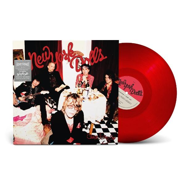 New York Dolls album borítója a zenekar tagjaival, piros bakelitlemez. A zenekar tagjai egy asztal körül, ételekkel és italokkal. Piros szöveg.