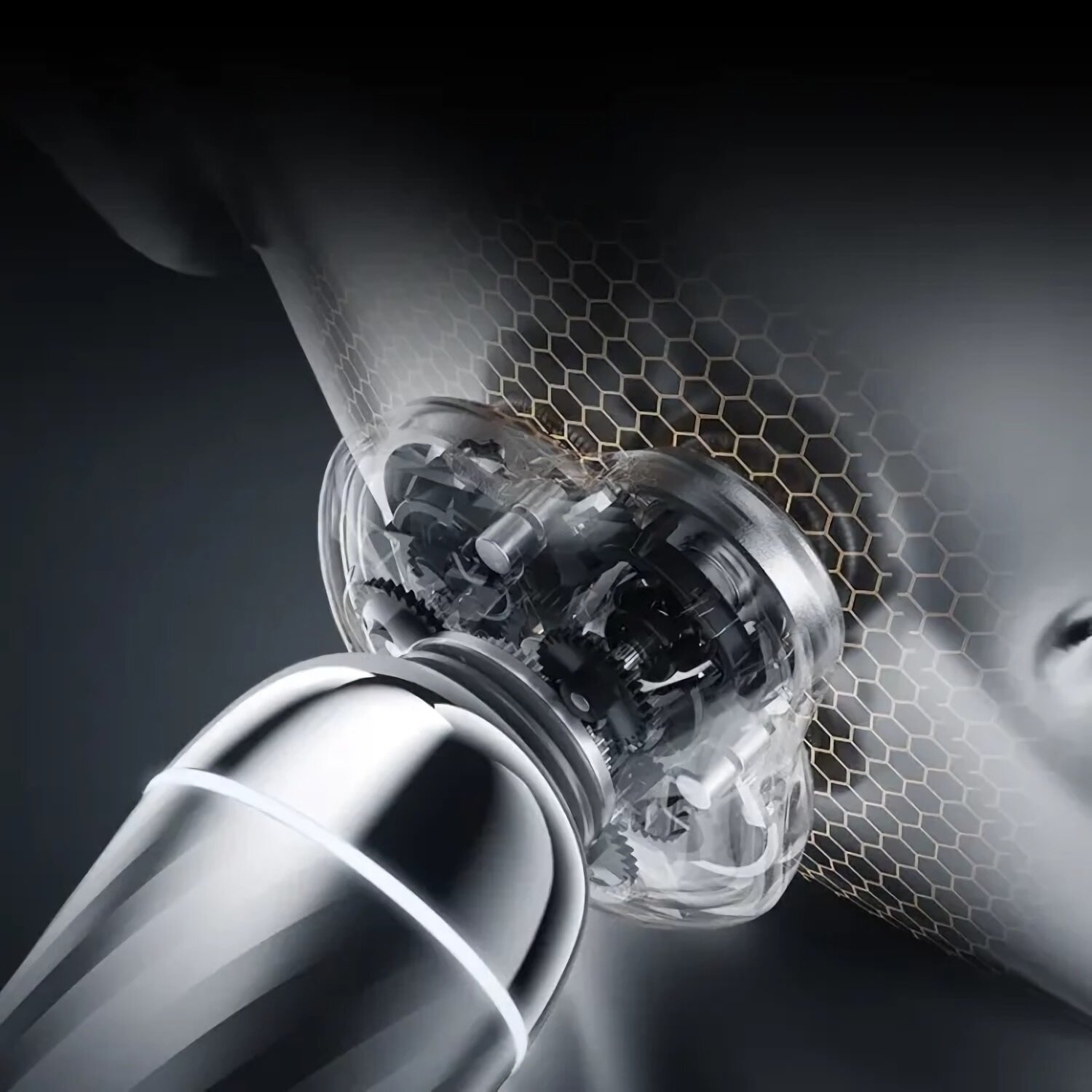 Zbliżenie głowicy golarki, pokazujące wewnętrzne przekładnie, na twarzy z tłem w kształcie plastra miodu. Srebrne i przezroczyste elementy.