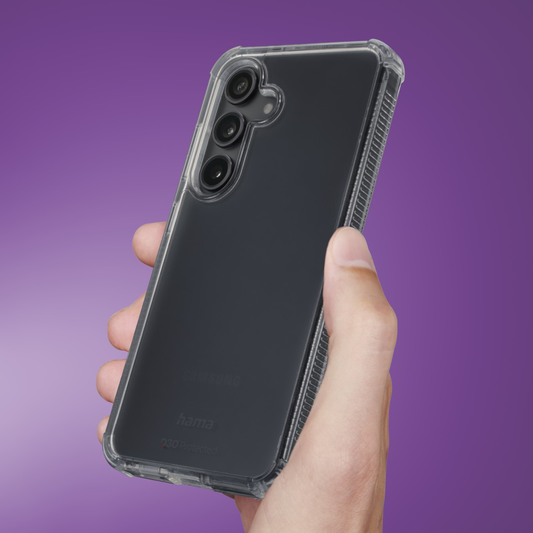 Eine Hand hält ein Telefon mit einer durchsichtigen Hülle. Das Telefon hat drei Kameras. Der Hintergrund ist ein lila Farbverlauf.