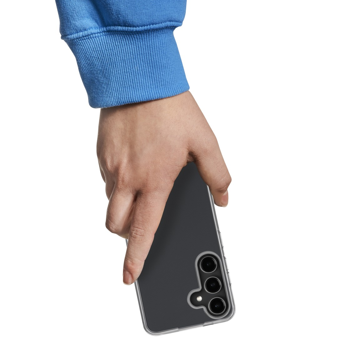Eine Hand hält ein dunkelgraues Smartphone mit einer transparenten Hülle. Ein blauer Sweatshirt-Ärmel ist in der oberen linken Ecke.