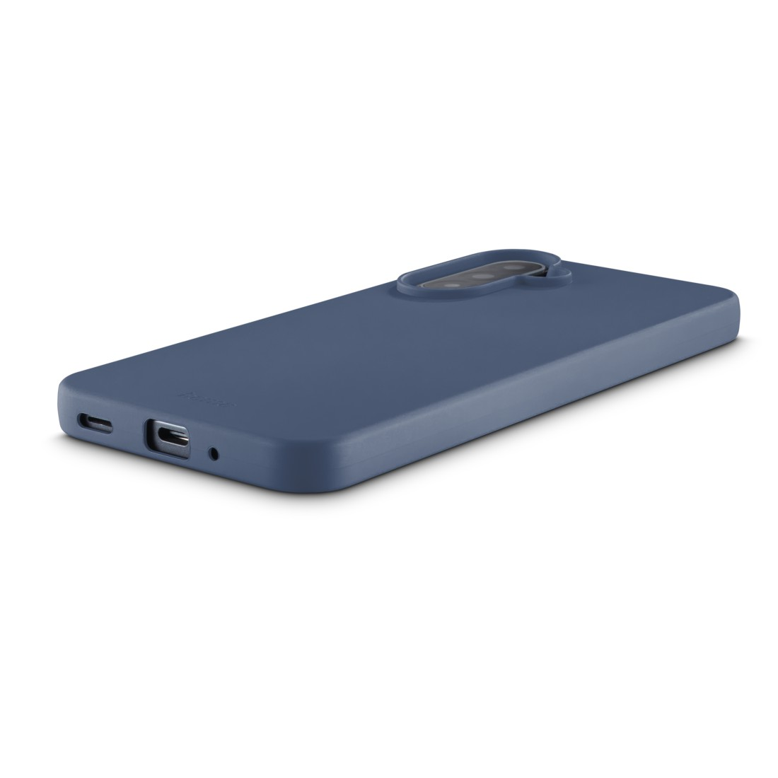 Eine blaue Handyhülle auf weißem Untergrund. Die Hülle hat einen Kameraausschnitt und Öffnungen für Anschlüsse. Das Telefon ist leicht angewinkelt.