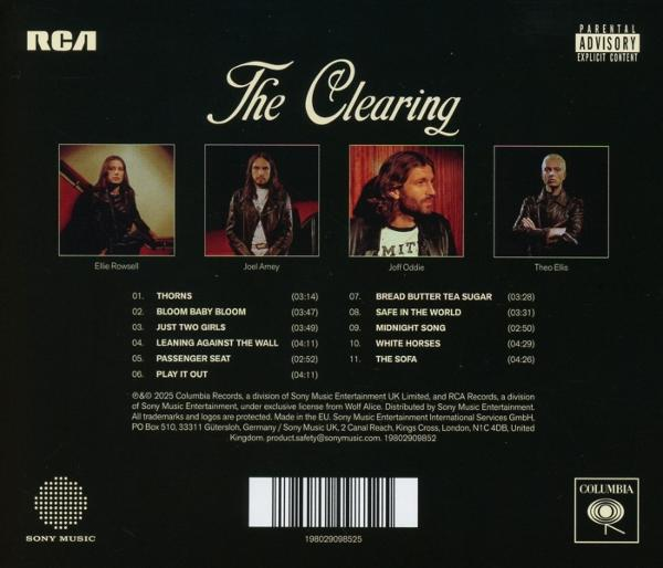 Albumcover mit Bandmitgliedern, Titelliste und Parental Advisory. Der Titel ist 'The Clearing'.