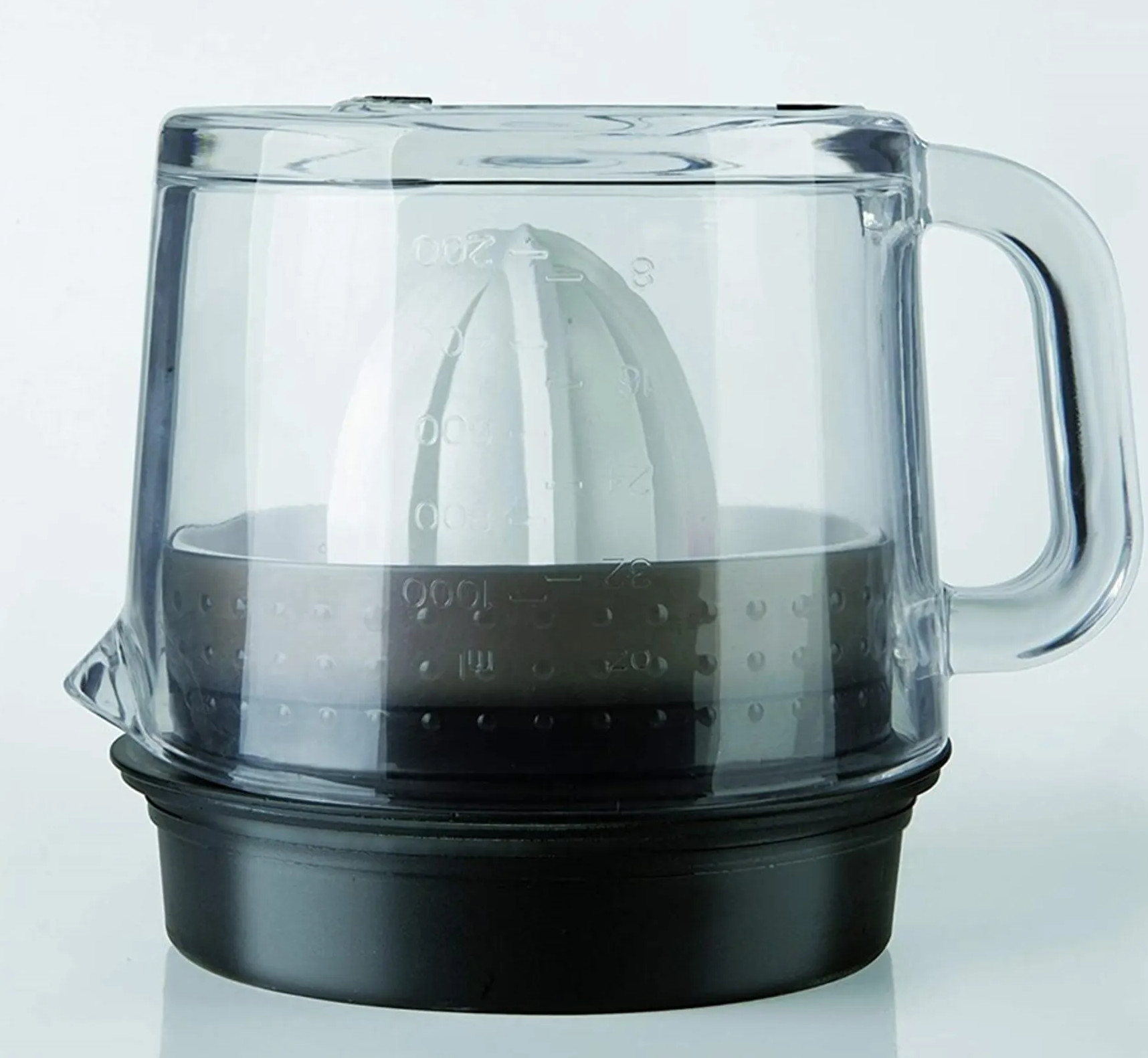 Przezroczysta wyciskarka do cytrusów z białym wyciskaczem. Czarna podstawa i ciemnoszara środkowa część. Uchwyt po prawej.