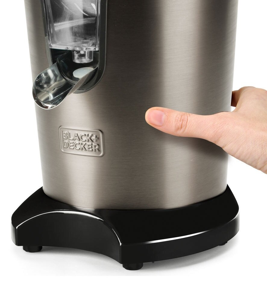 Srebrna wyciskarka do cytrusów z czarną podstawą. Ręka naciska bok. Widoczna marka 'Black + Decker'.