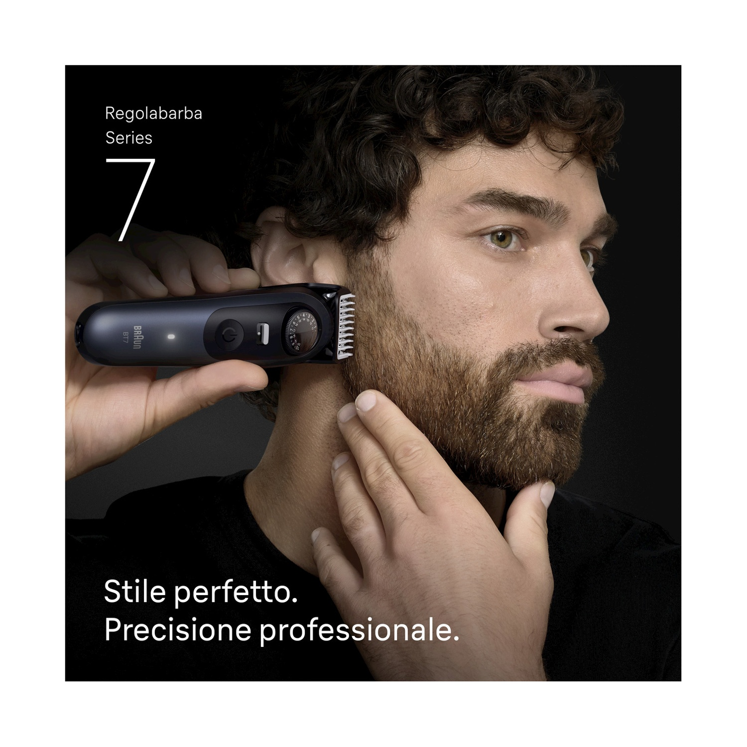Uomo che usa un tagliabarba nero sulla sua barba. Il tagliabarba è tenuto vicino alla mascella. Testo: 'Stile perfetto. Precisione professionale.'
