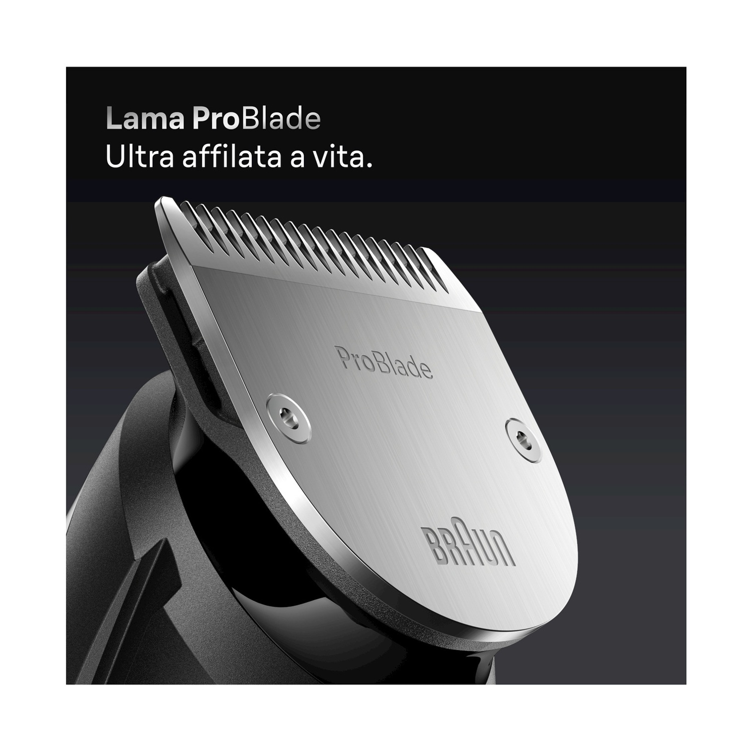 Primo piano di ProBlade argentata con denti e logo Braun su sfondo nero. Testo: "Lama ProBlade, Ultra affilata a vita."