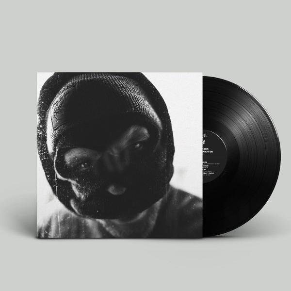 Schwarz-Weiß-Bild. Eine Person mit schwarzer Sturmhaube befindet sich auf einem Vinyl-Schallplattencover. Eine schwarze Vinyl-Schallplatte liegt neben dem Cover.